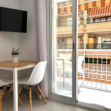 Estudio De 23 M² En Torrevieja, Con 1 Baño Privado. *