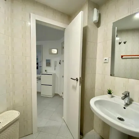 Estudio De 23 M² En Torrevieja, Con 1 Baño Privado. * Torrevieja
